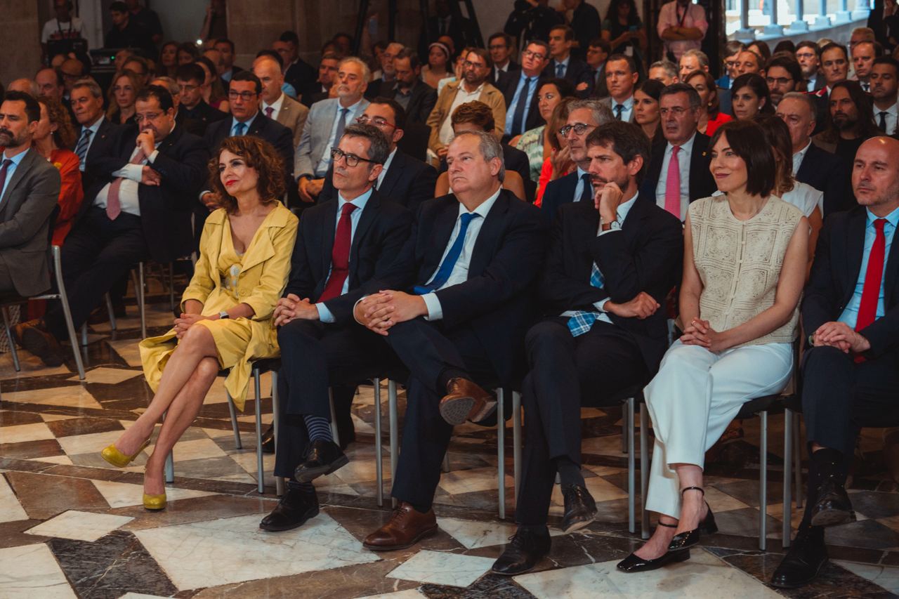 Ministres del Govern, en primer fila, durant l'acte de presa de possessió de Salvador Illa.