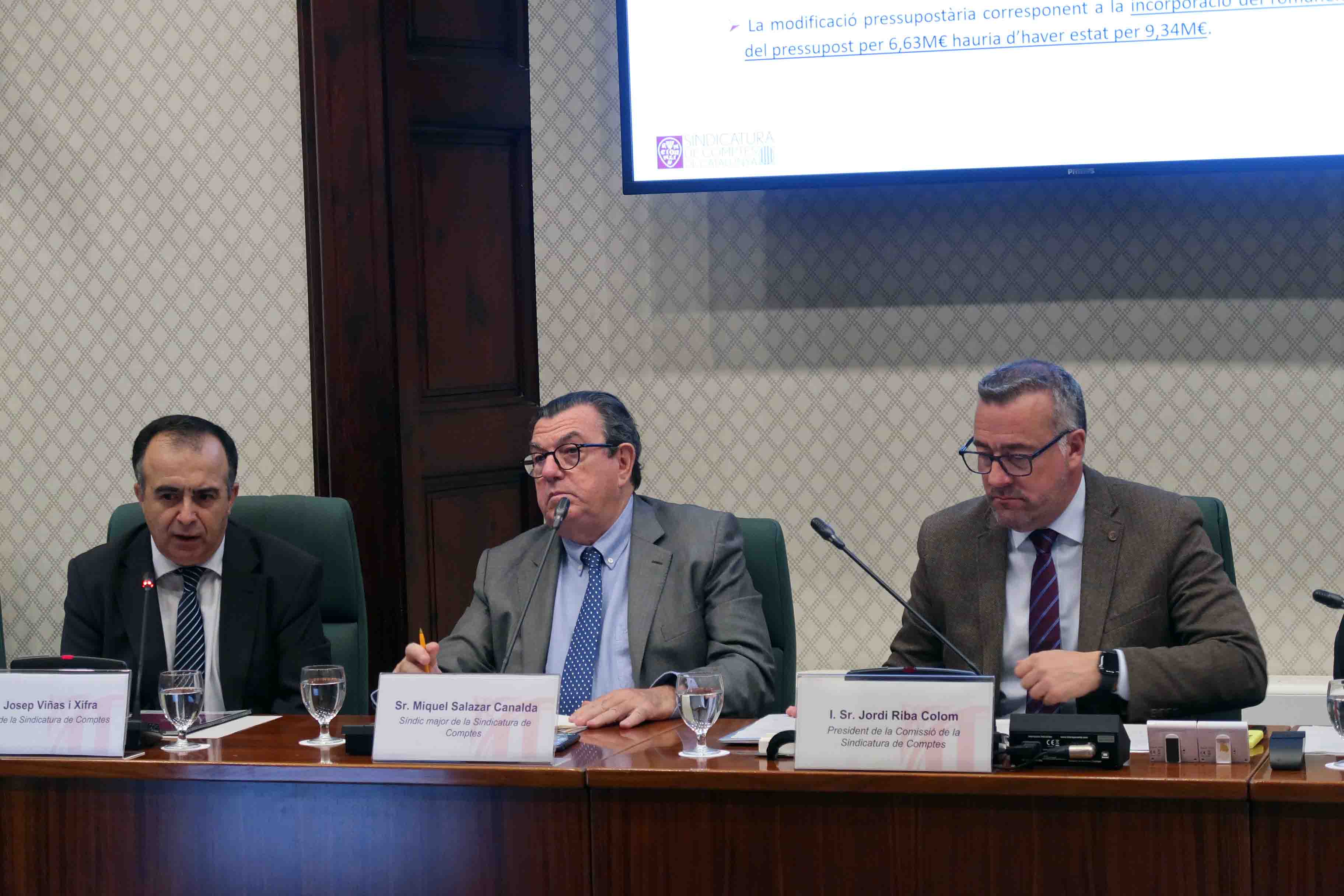 Josep Viñas, a l'esquerra, durant la presentació de l'informe 10/2023.