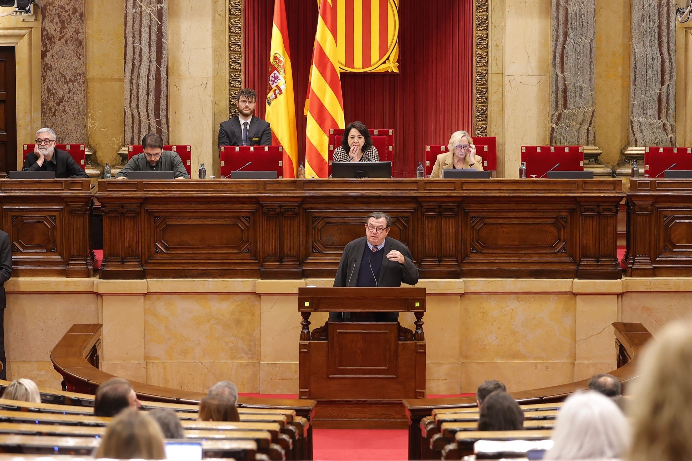 El síndic major, presentant el Compte general davant el Ple del Parlament.