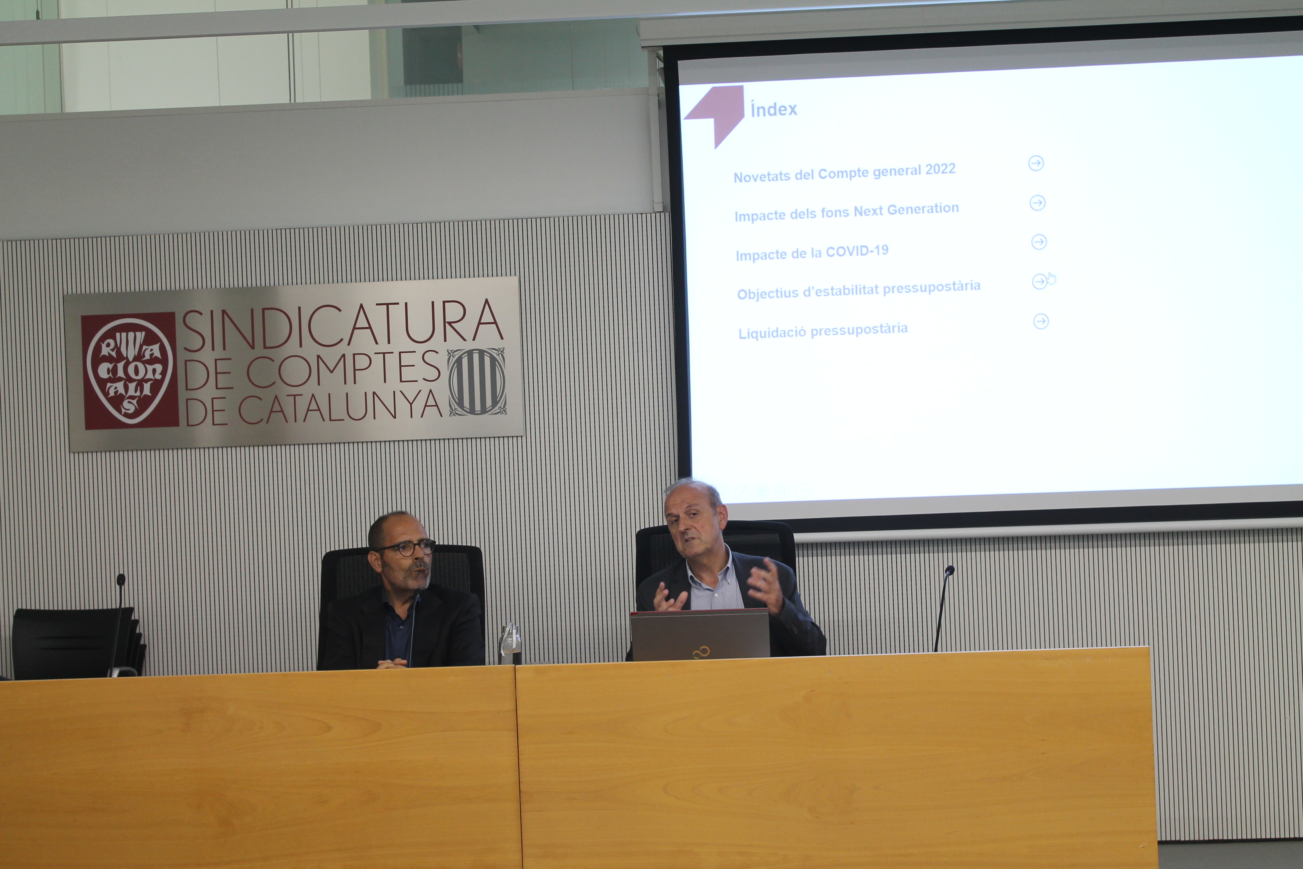 David Canada, a la dreta, i Joan Guerrero, duran la presentació a la Sindicatura del Compte general de la Generalitat de l'exercici 2022.