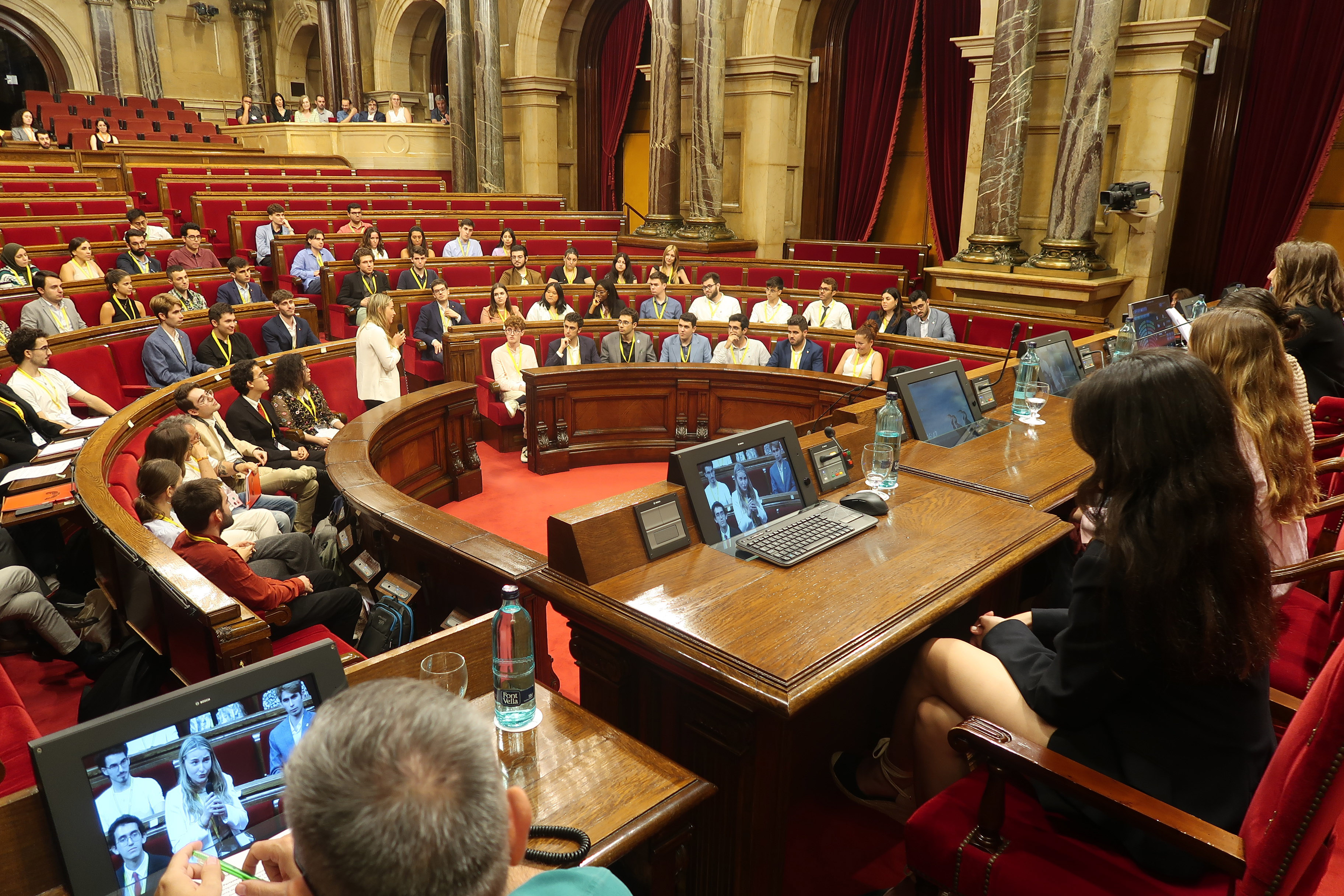 Els estudiants universitaris, simulant un ple, a la Spuni.