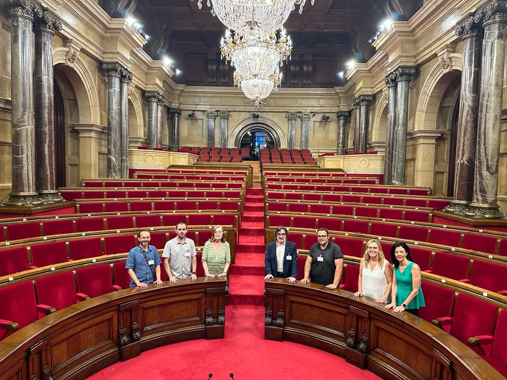 Maria Àngels Cabasés i auditors del Departament C, al saló de sessions del Parlament.