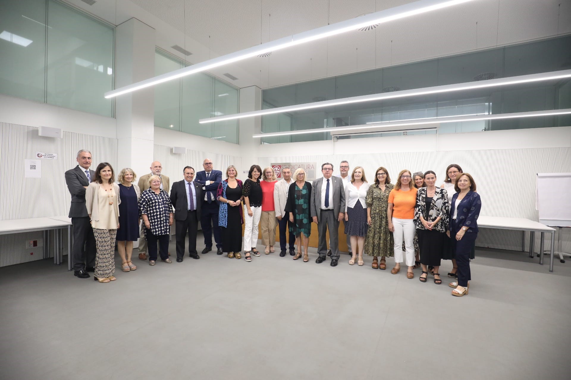 La presidenta i les vicepresidentes del Parlament, amb els membres del Ple i personal directiu de la Sindicatura.