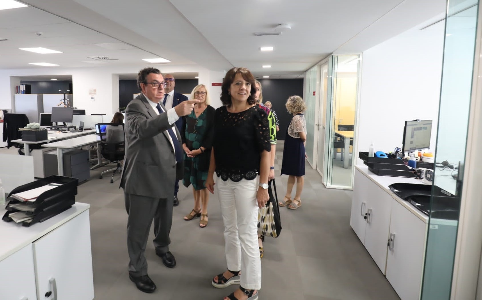 El síndic major, Miquel Salazar, mostra a la presidenta del Parlament, Anna Erra, un dels departaments d'auditoria.
