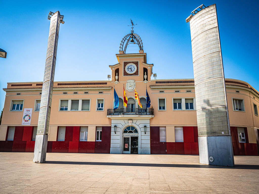 Façana de l'Ajuntament de Santa Coloma de Gramenet.