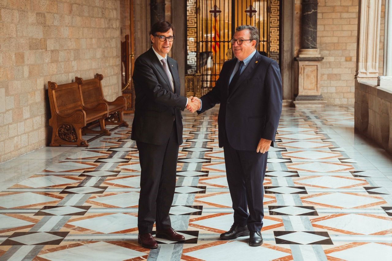 Salvador Illa, saludant MIquel Salazar, a la galeria gòtica del Palau.