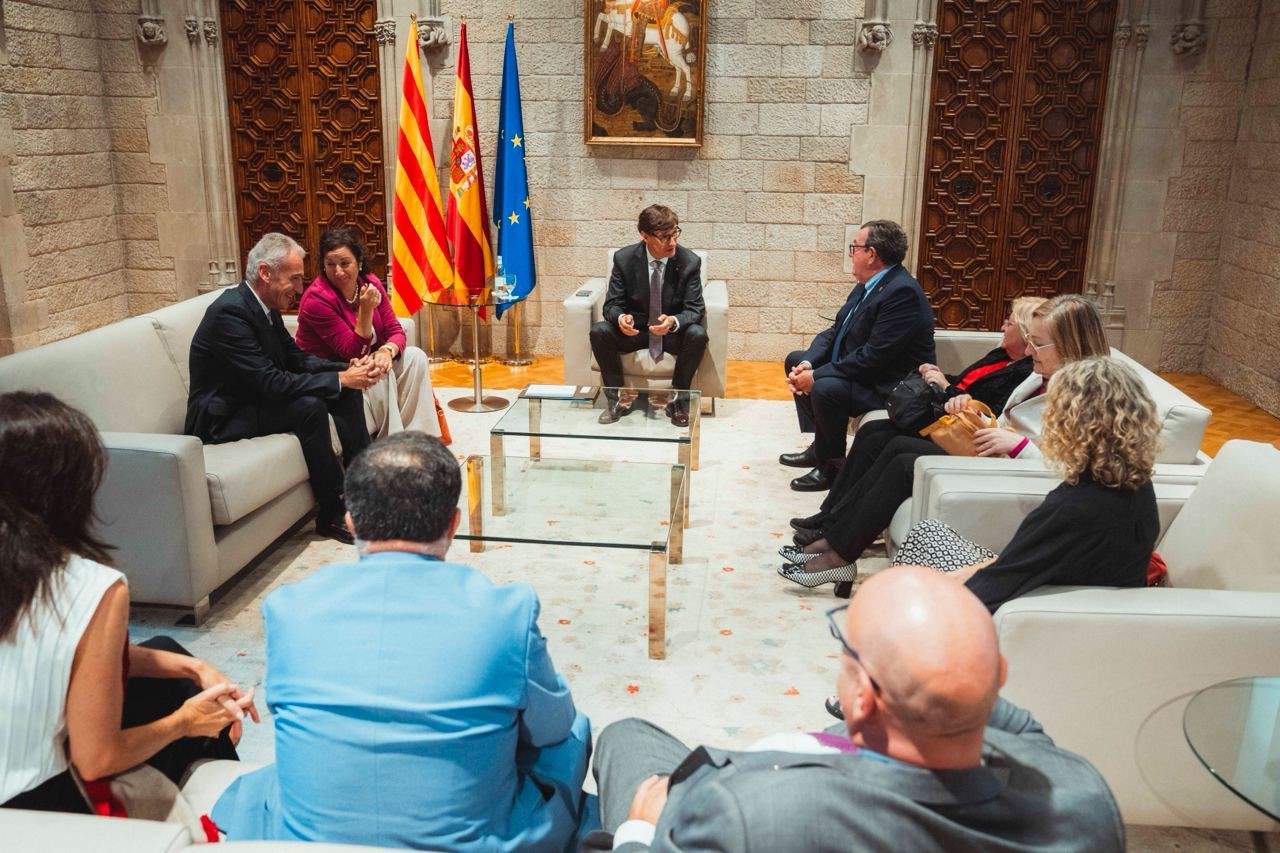 El president de la Generalitat i els membres del Ple de la Sindicatura, al despatx d'Illa al Palau de la Generalitat.