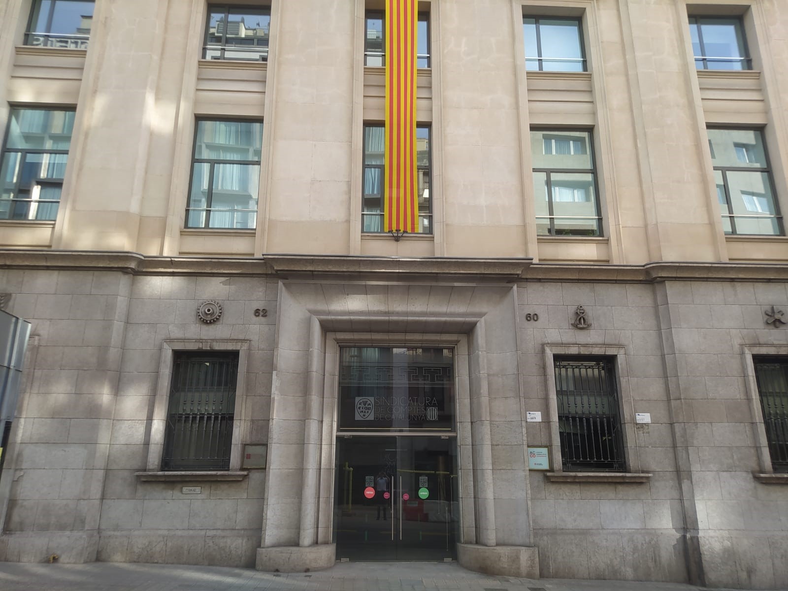 Façana de la Sindicatura de Comptes amb la senyera.