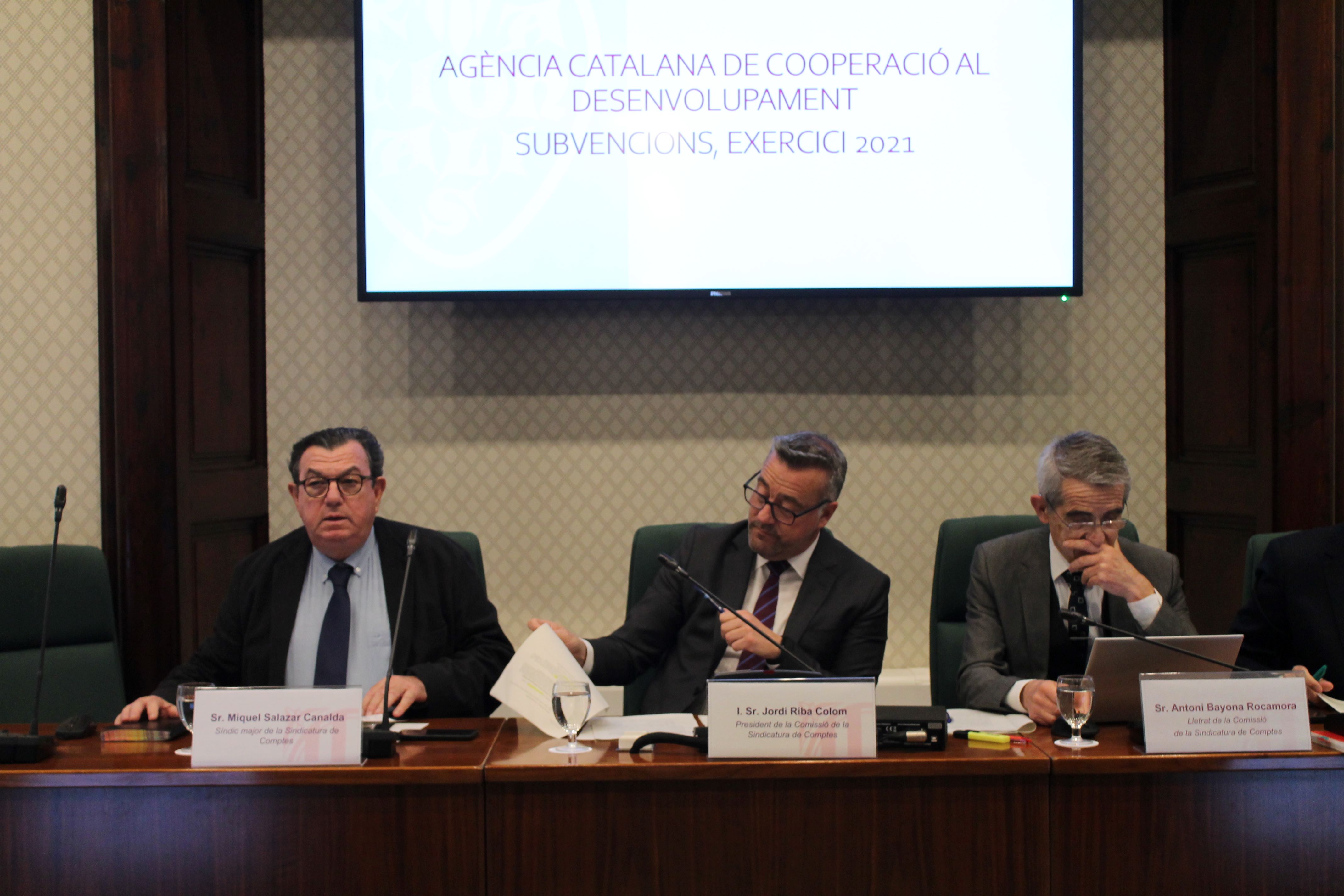 El síndic major, Miquel Salazar, presentant l'informe sobre l'ACCD.