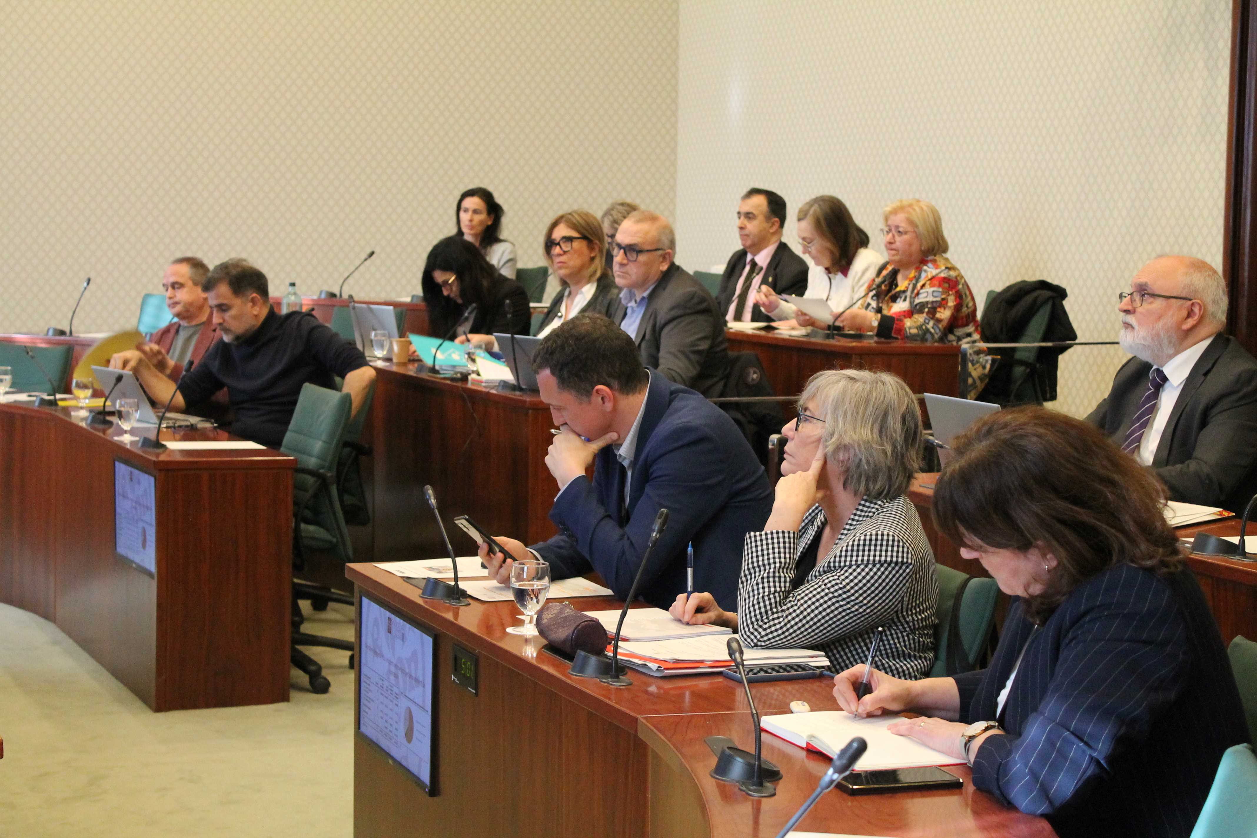 Vista general de la Comissió de la Sindicatura de Comptes, amb els membres del Ple al fons.