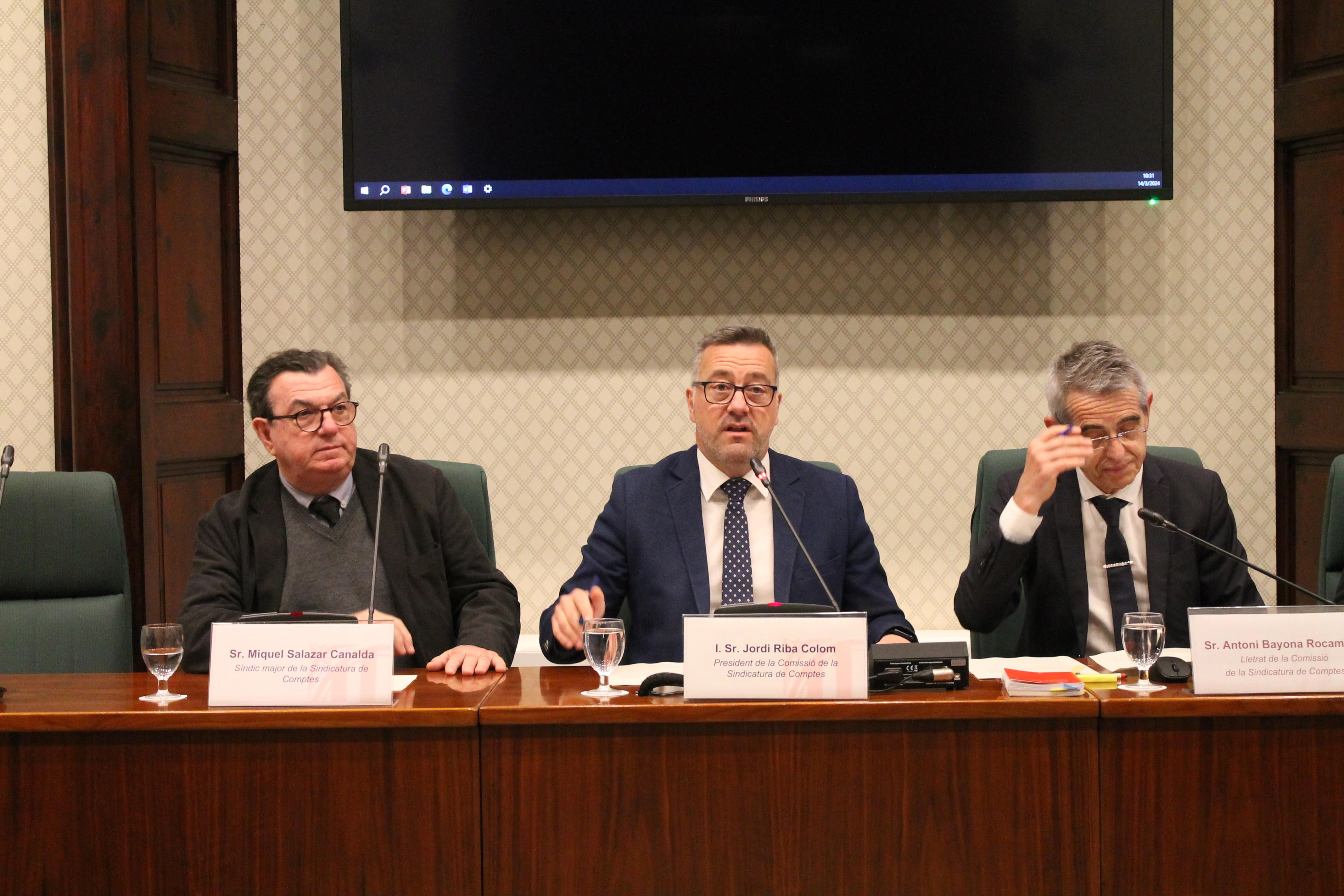 El president de la Comissió, Jordi Riba, al centre, flanquejat per Miquel Salazar (esquerra) i Antoni Bayona (dreta).