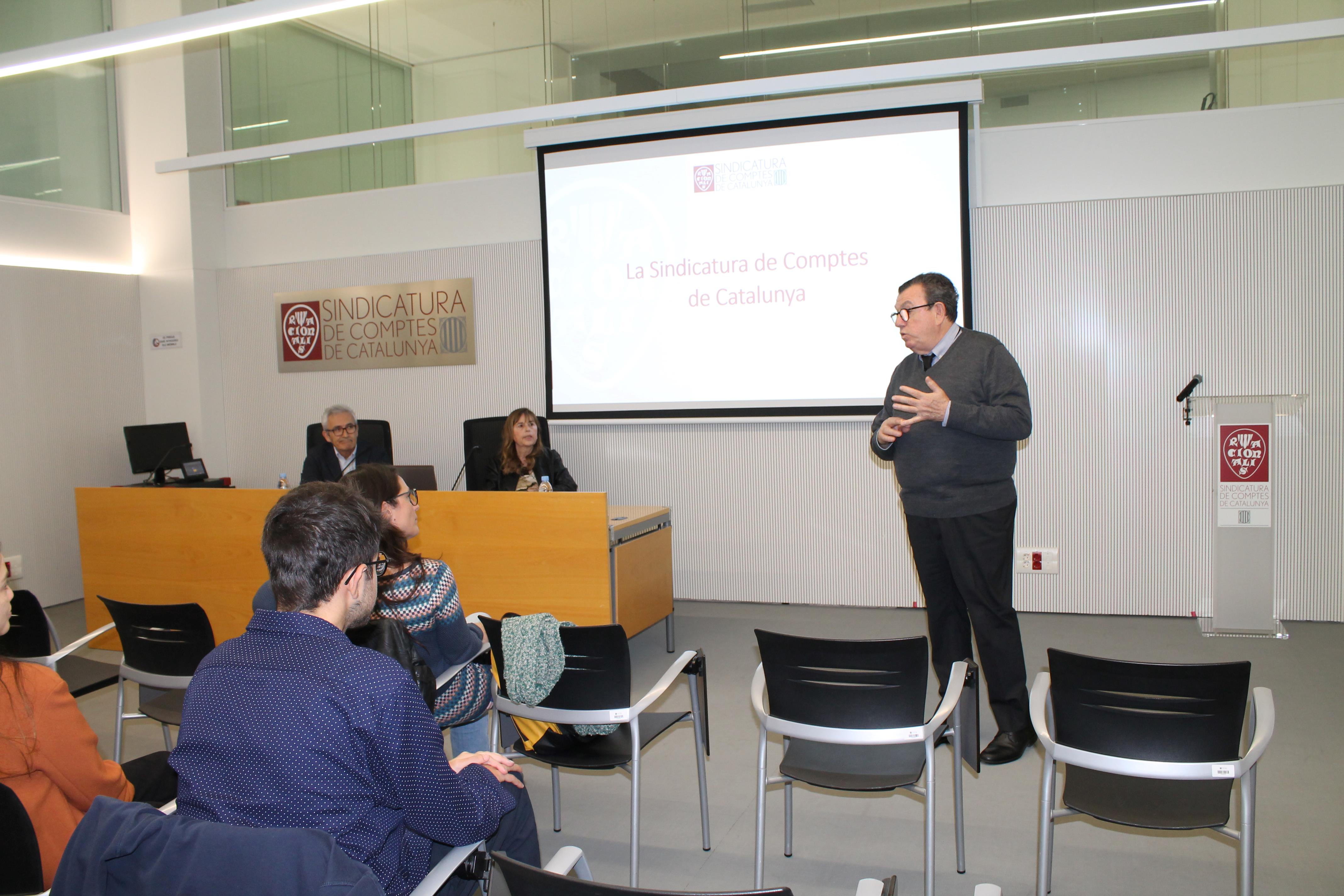 El síndic major, fent la presentació als alumnes del Màster de Gestió Pública.