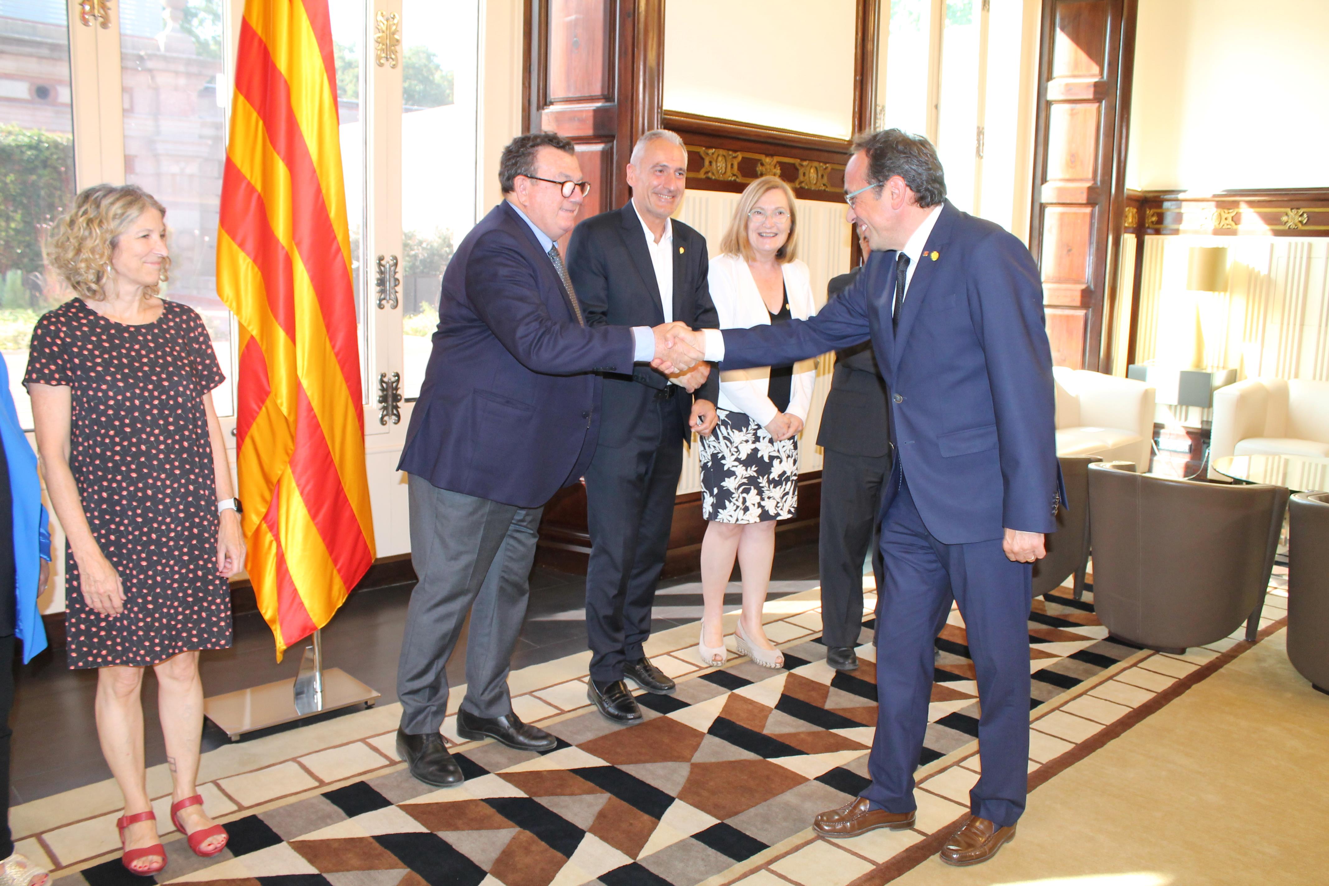 El síndic major, Miquel Salazar, saluda el president del Parlament, Josep Rull.