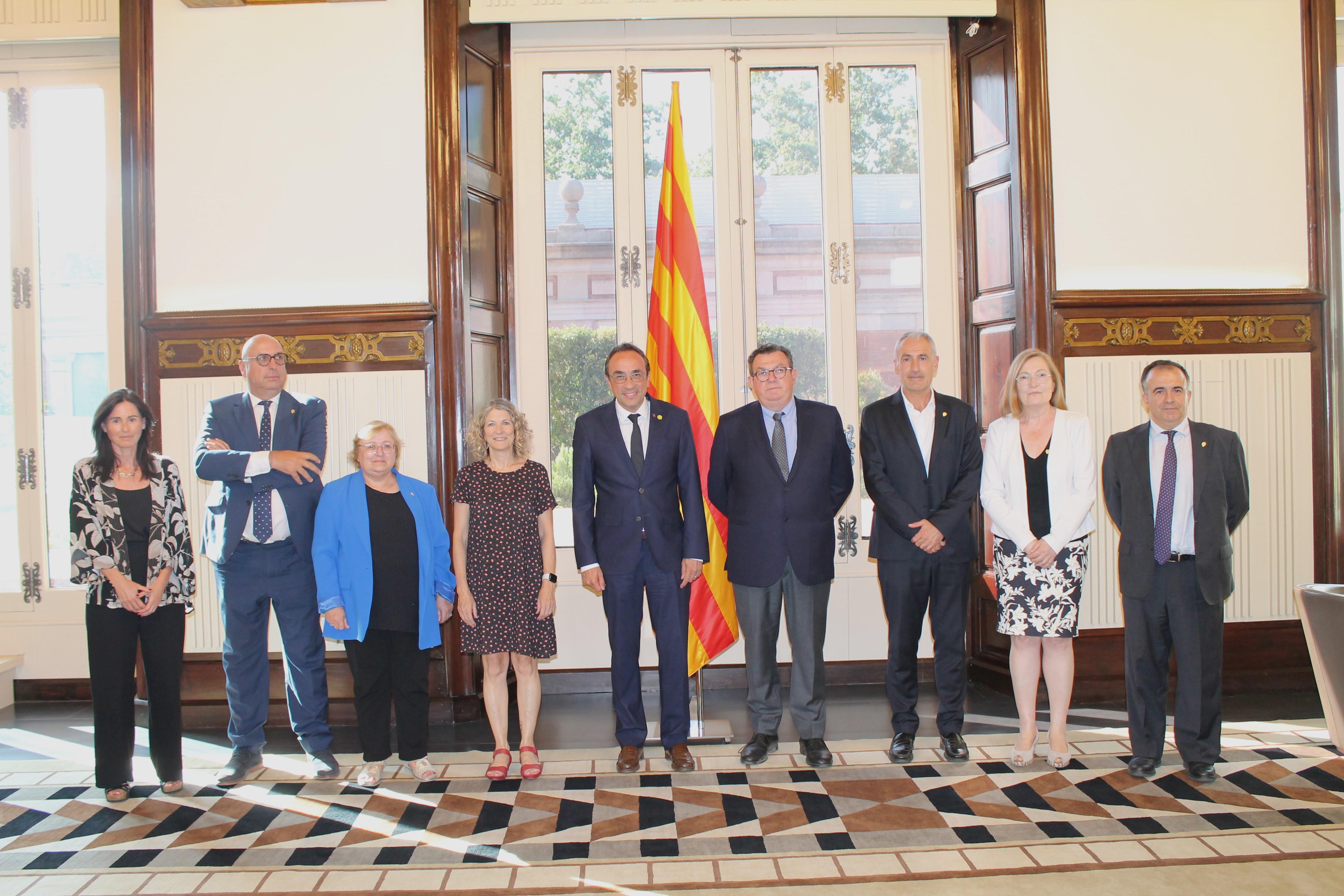 Els membres del Ple de la Sindicatura, amb el president Josep Rull, al despatx d'audiències del Parlament.