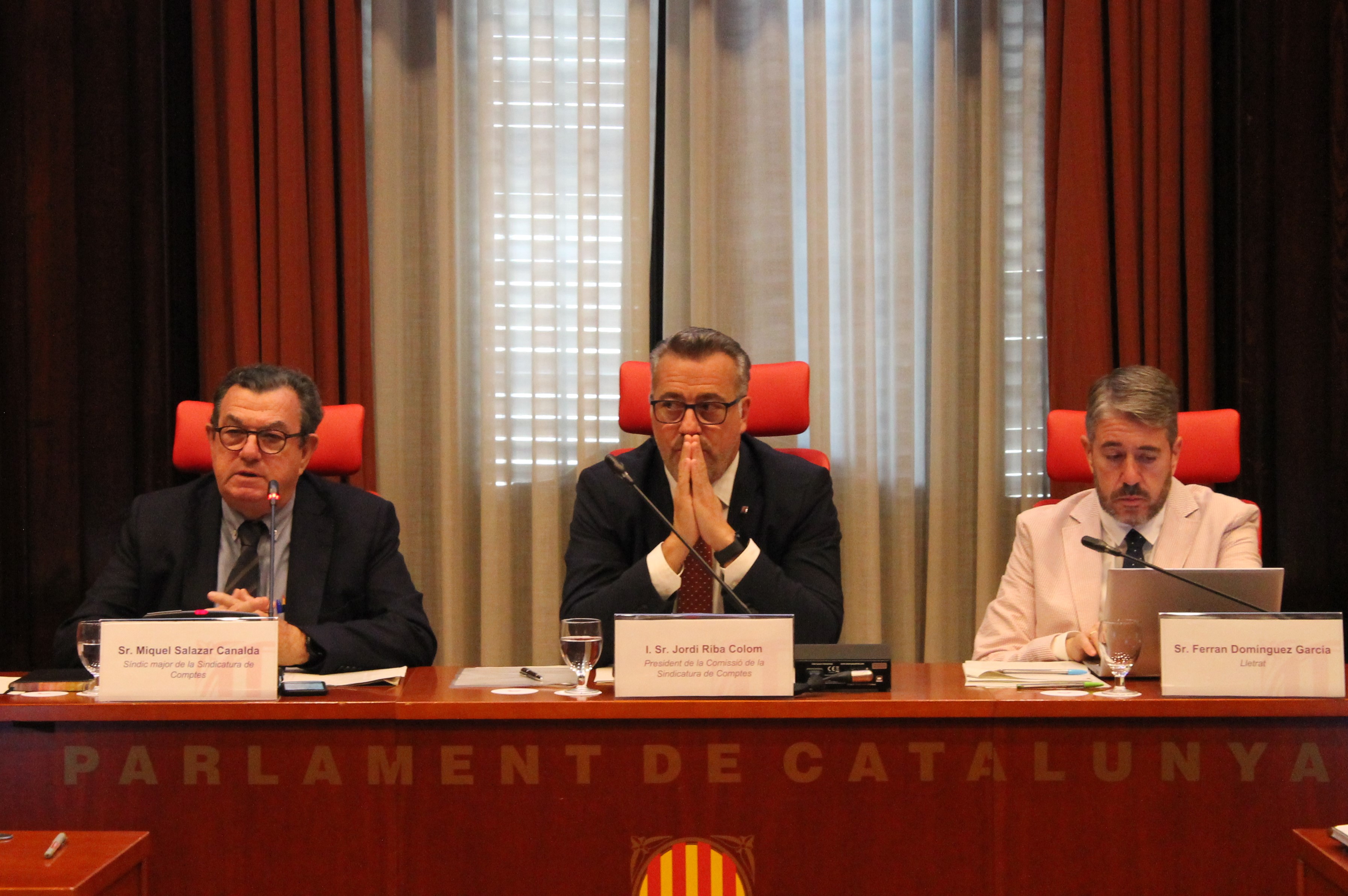 El president de la Comissió, Jordi Riba, flanquejat a l'esquerra pel síndic major, Miquel Salazar, i a la dreta, pel secretari de la Comissió, Ferran Domínguez.