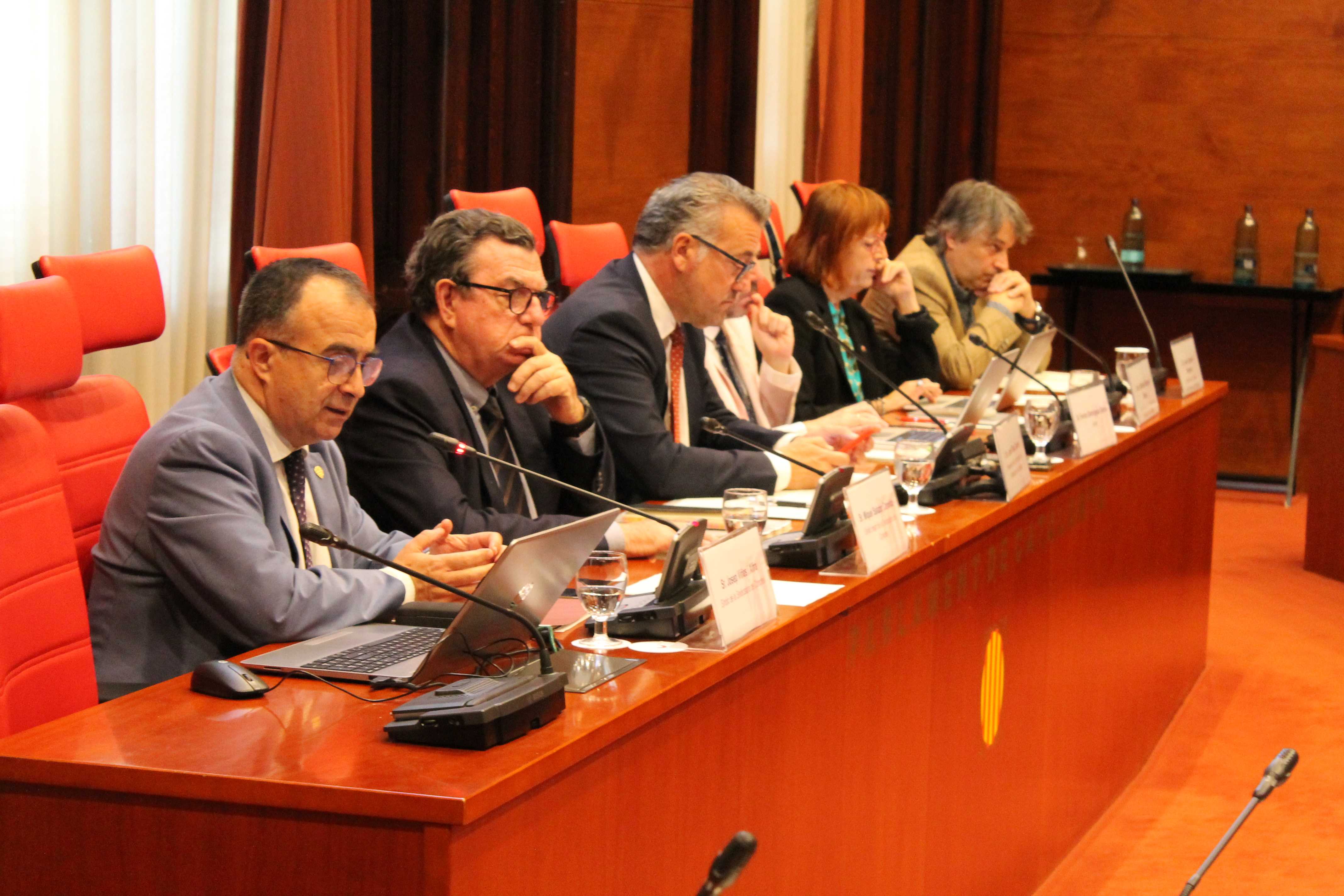 El síndic Josep Viñas, a l'esquerra, presentant l'informe sobre l'impost turístic.