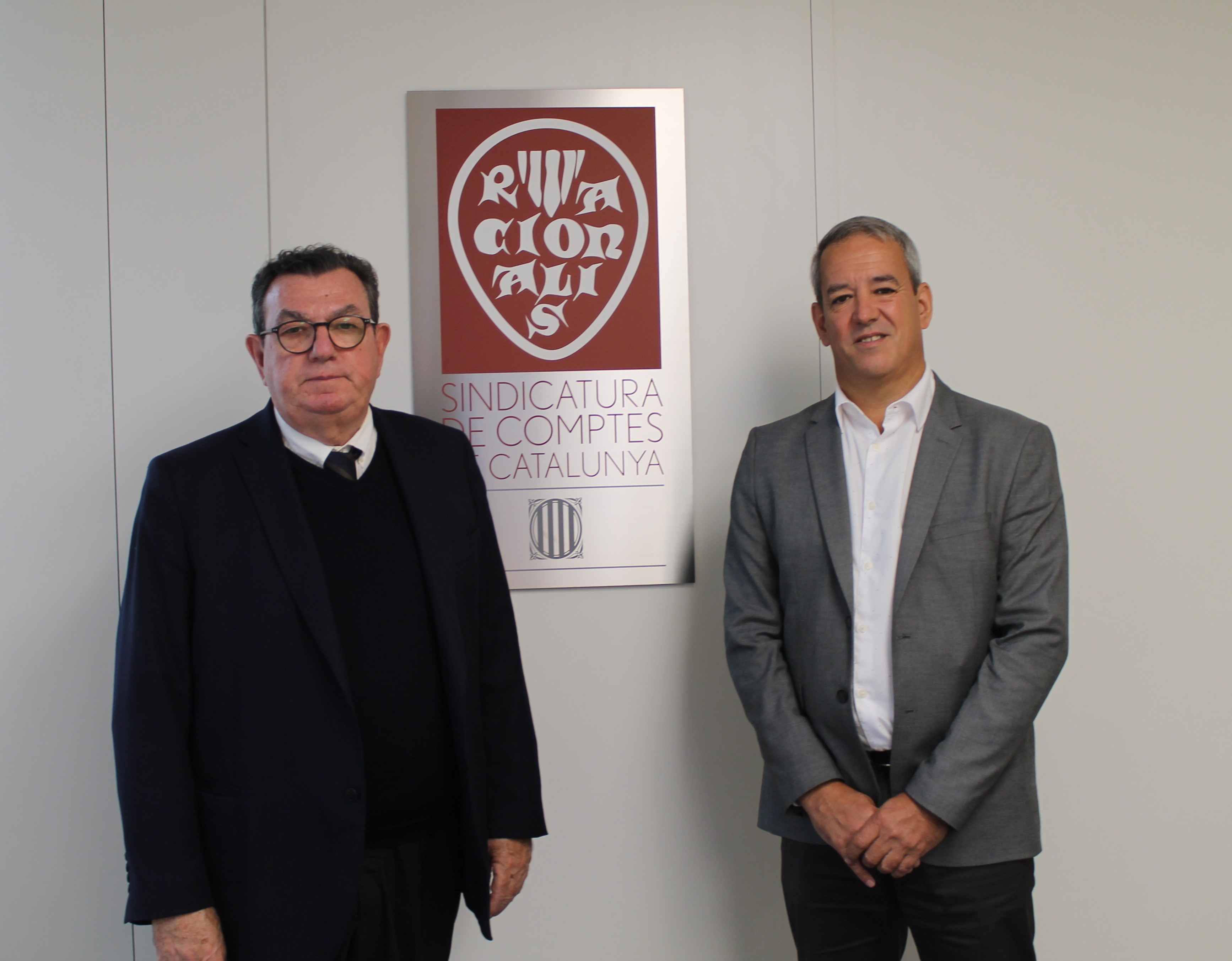 El síndic major, Miquel Salazar, i el Contador General, Carlos Baleztena, a la sala del Ple de la Sindicatura.