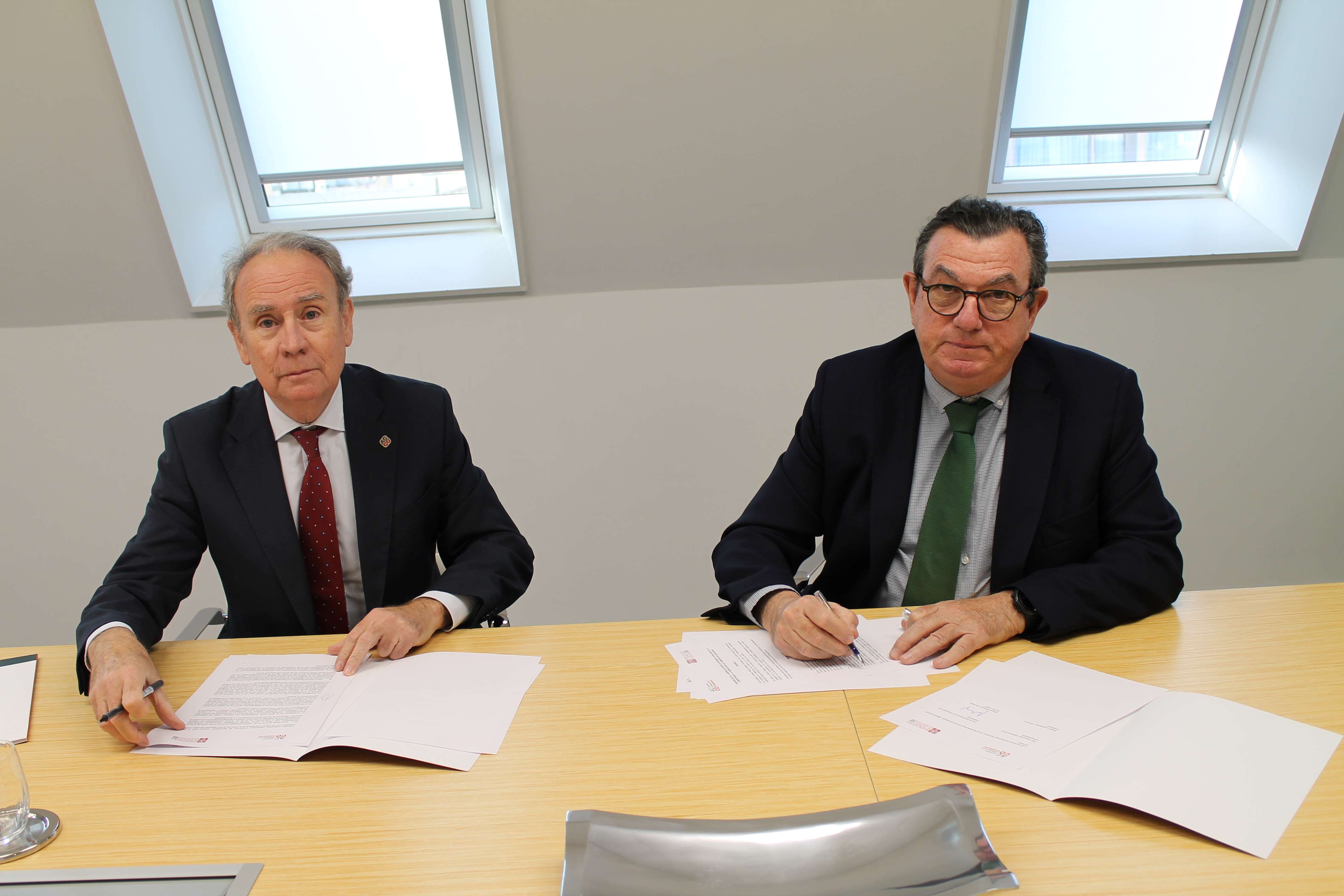 El president de l'ACCO, Roger Loppacher, i el síndic major, Miquel Salazar, signant el conveni.