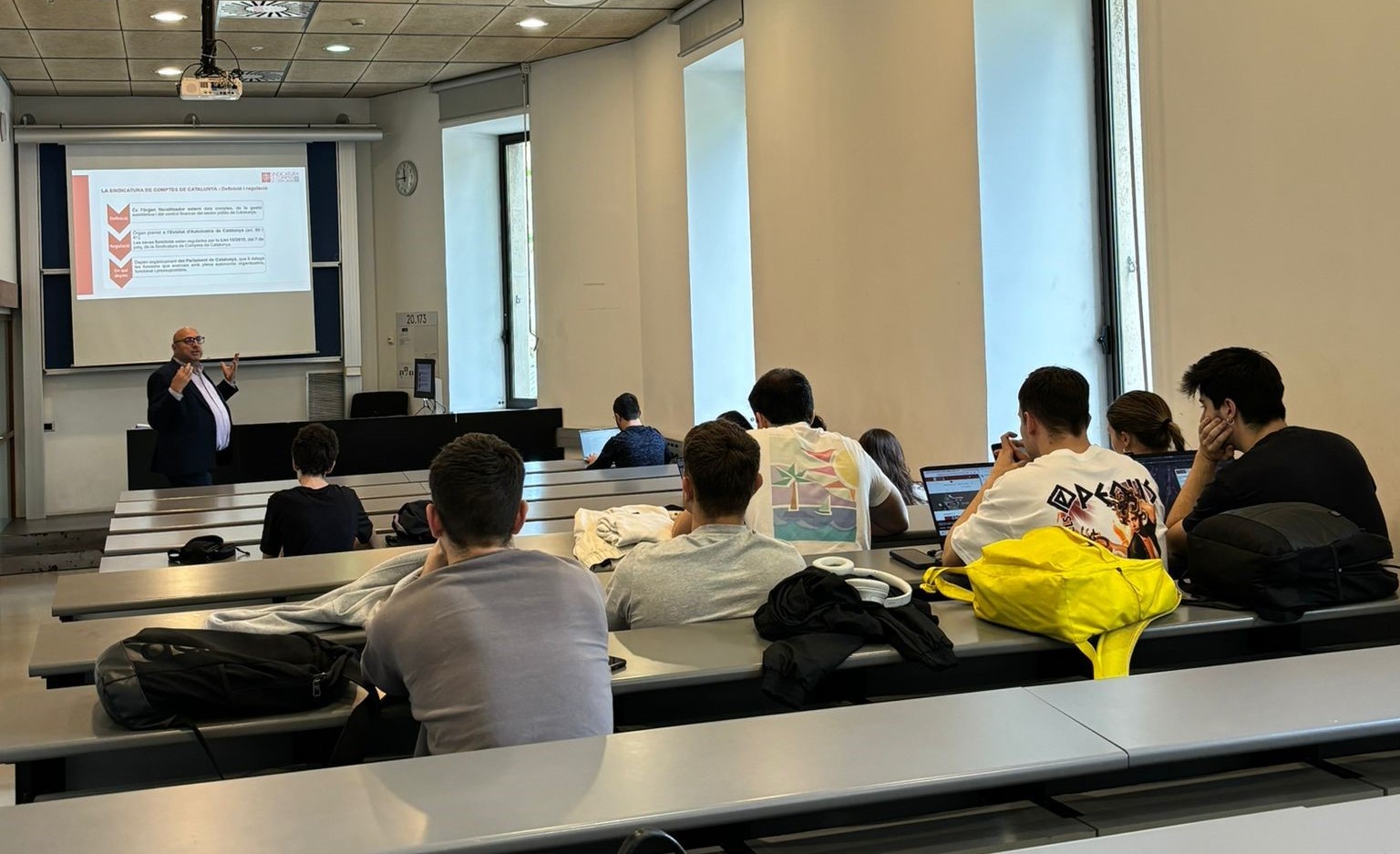 Ferran Roquer, durant la seva presentació als alumnes de Ciències Polítiques de la UPF.