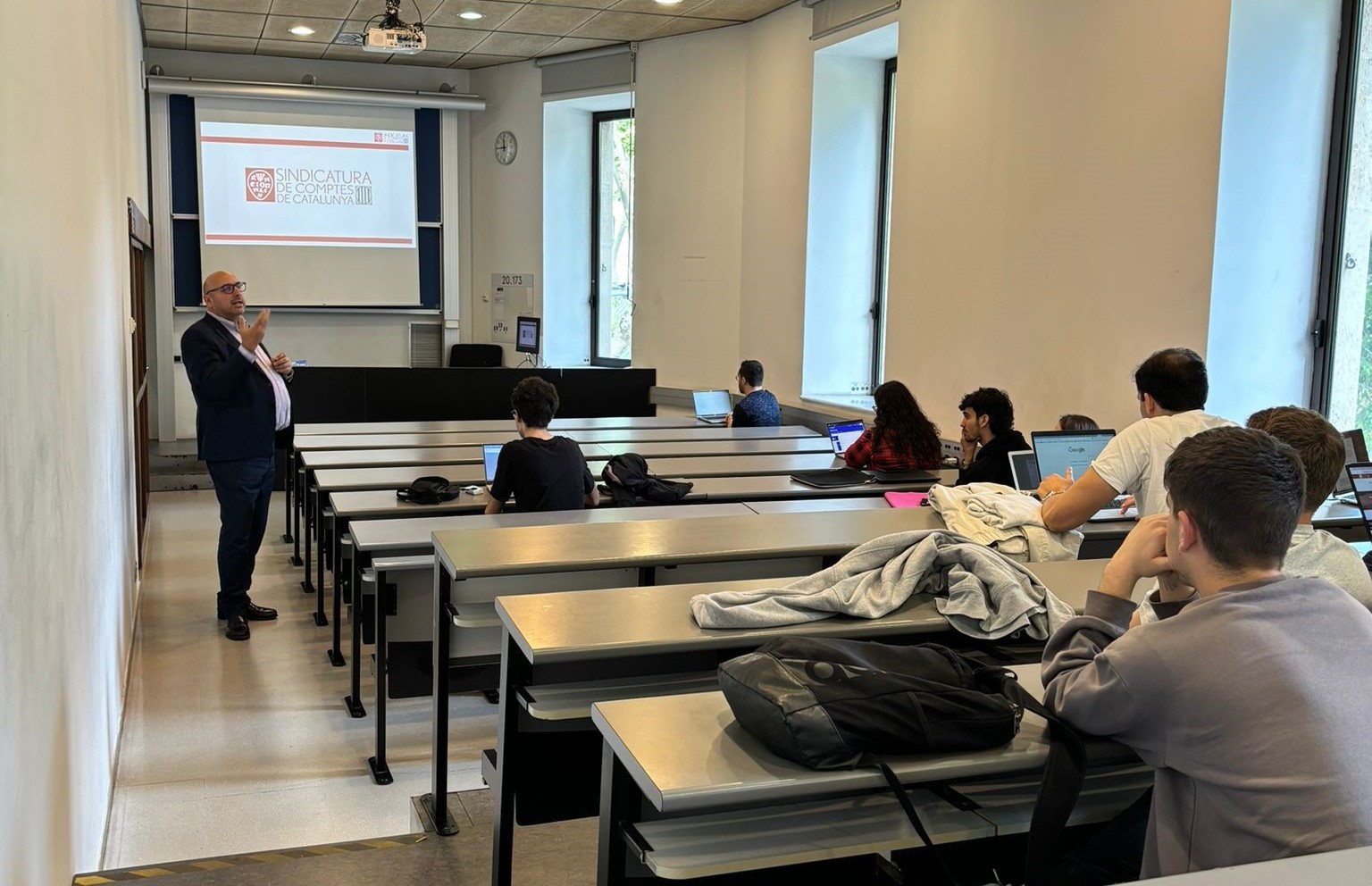 El síndic Ferran Roquer explica la tasca de la Sindicatura als alumnes de la UPF.