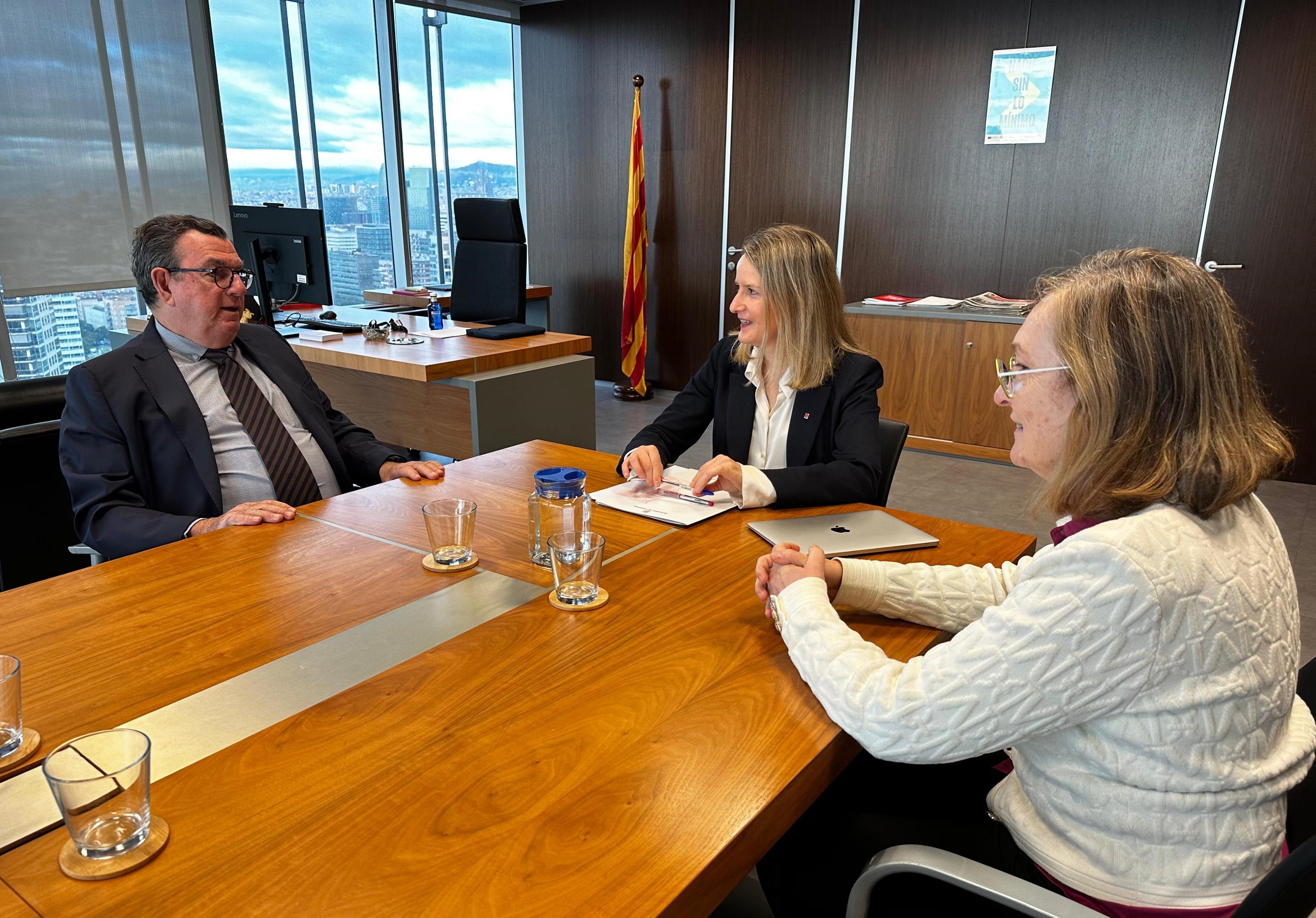 La consellera de Drets Socials, amb el síndic major i la síndica Maria Àngels Cabasés.