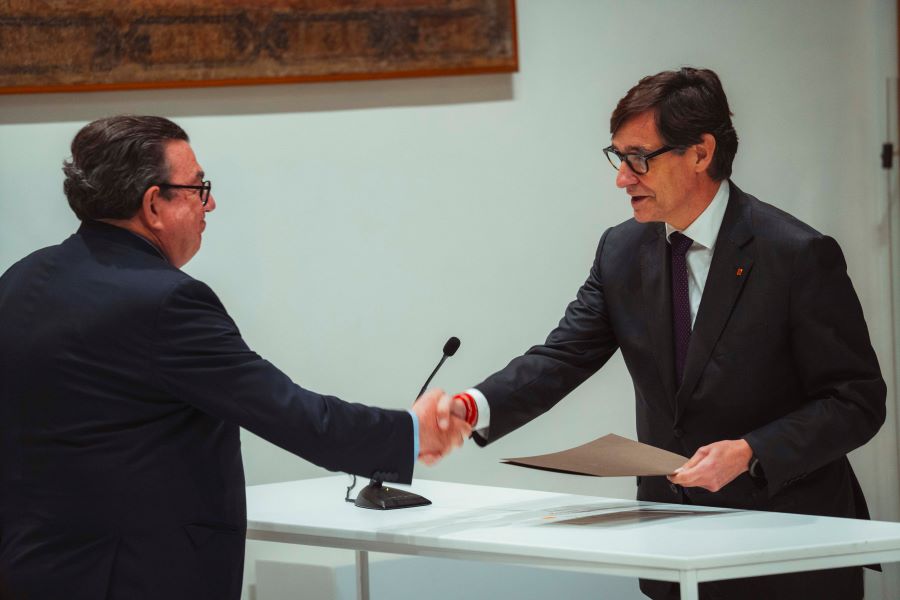 Encaixada de mans del síndic major i el president de la Generalitat.