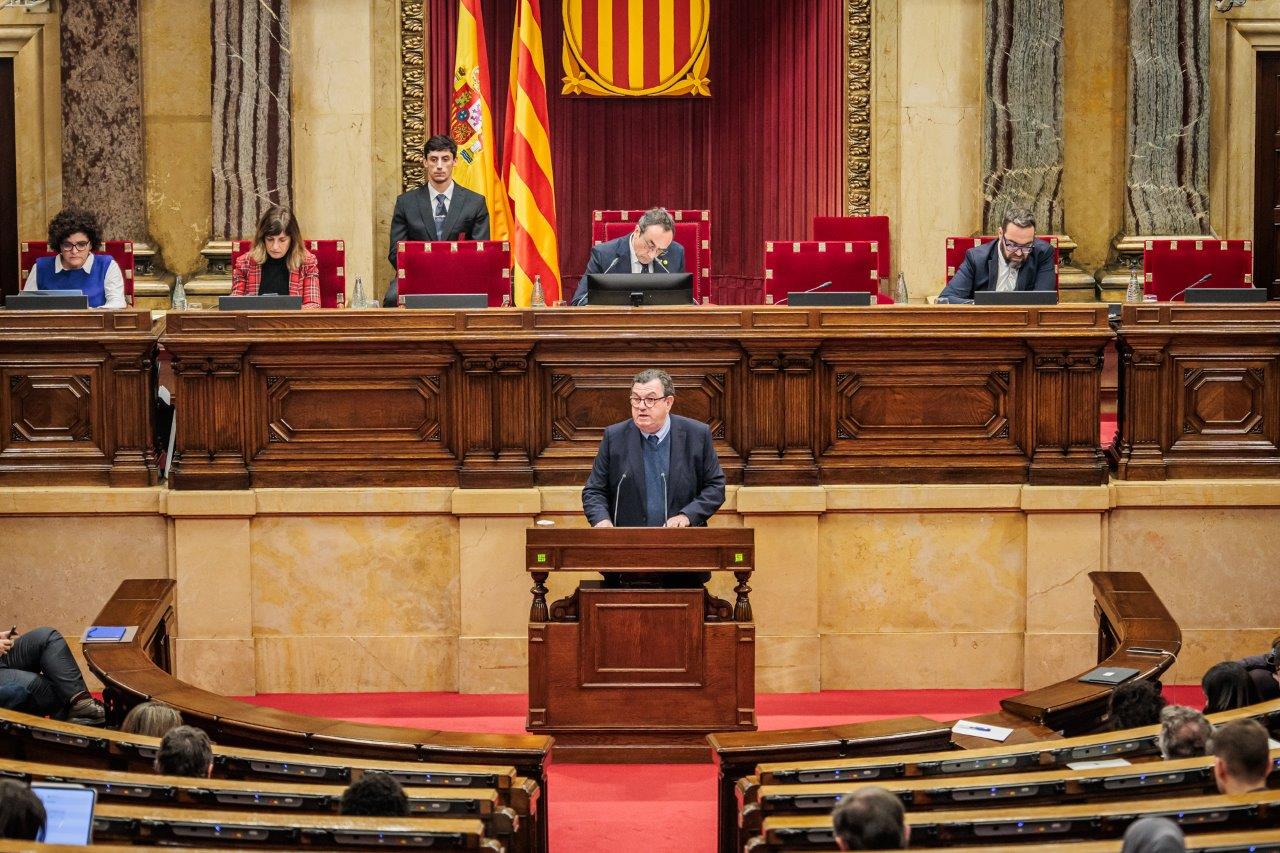 El síndic major, Miquel Salazar, a l'hemicicle, durant la seva intervenció per presentar l'informe del Compte general de la Generalitat.