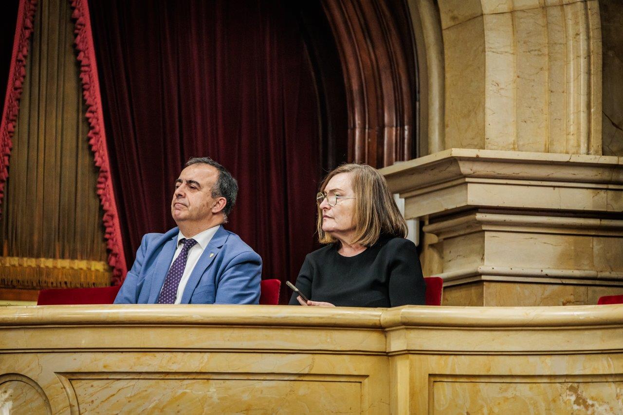 El síndic Josep Viñas i la síndica Maria Àngels Cabasés, a la llotja del Parlament.