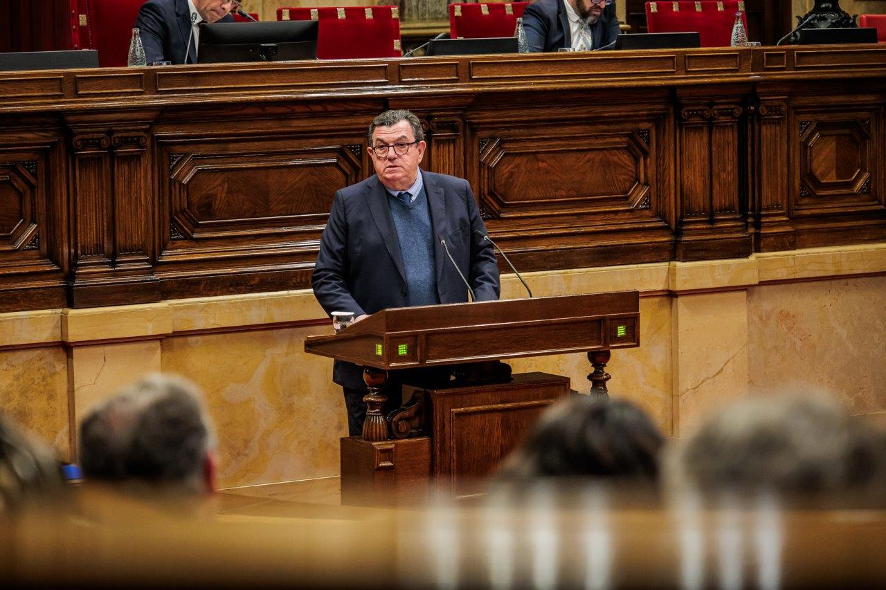 El síndic major, Miquel Salazar, intervenint des de la tribuna del Parlament.