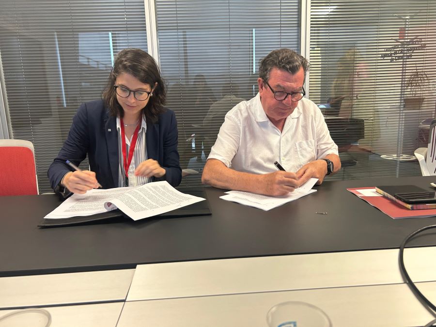 Laura Caballero i Miquel Salazar, signant el conveni.