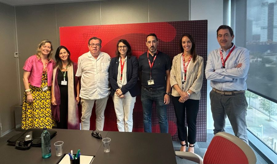 El síndic major i la directora de l'Agència de Ciberseguretat, després de signar el conveni.