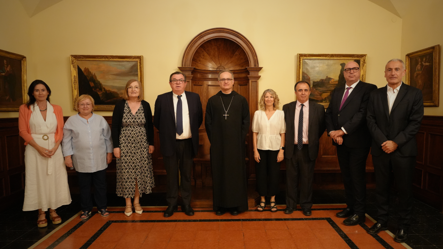 Els membres del Ple de la Sindicatura, amb el pare abat de Montserrat.