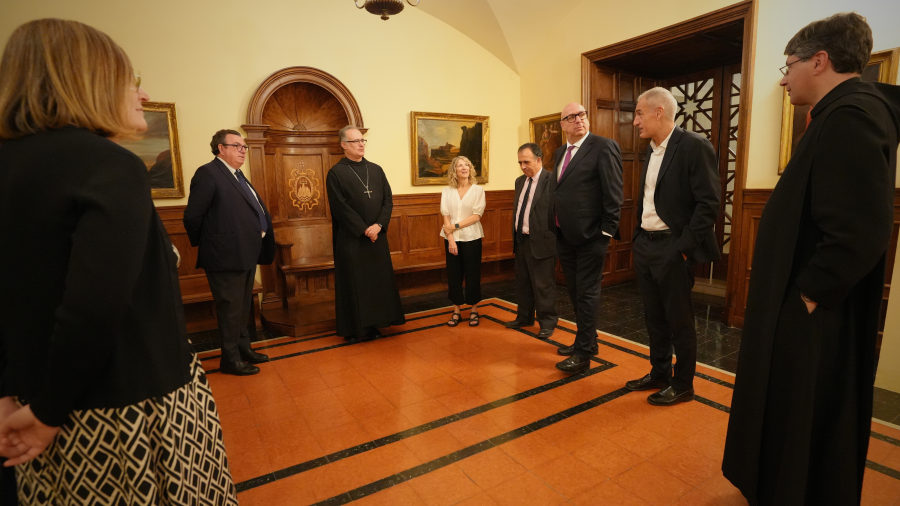 Els síndics, durant la recepció amb el pare abat.
