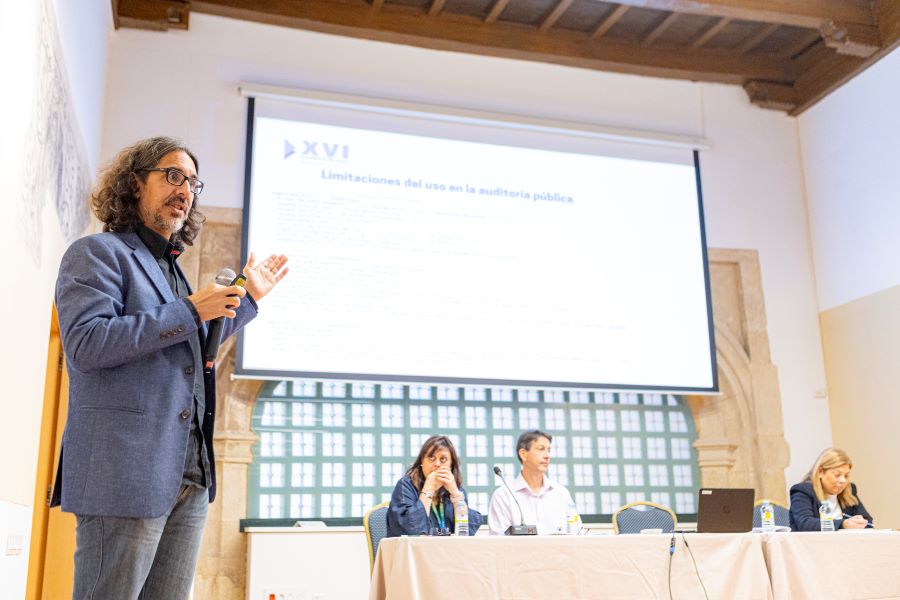 L'analista Ramon Sabes, presentant la seva comunicació en una de les sessions de les Trobades.