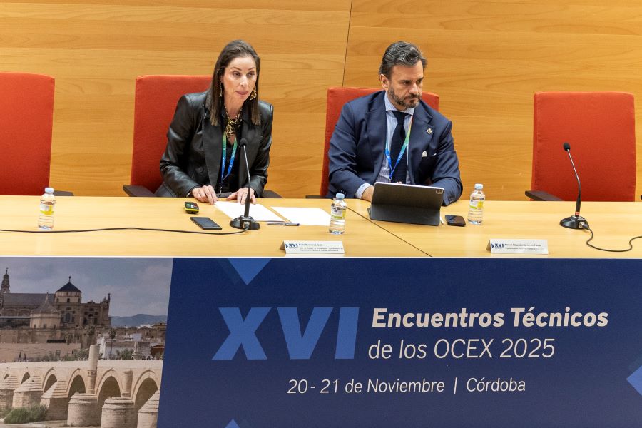 Membres de la Cambra de Comptes d'Andalusia exposen les conclusions de les XVI Trobades tècniques de Córdoba.