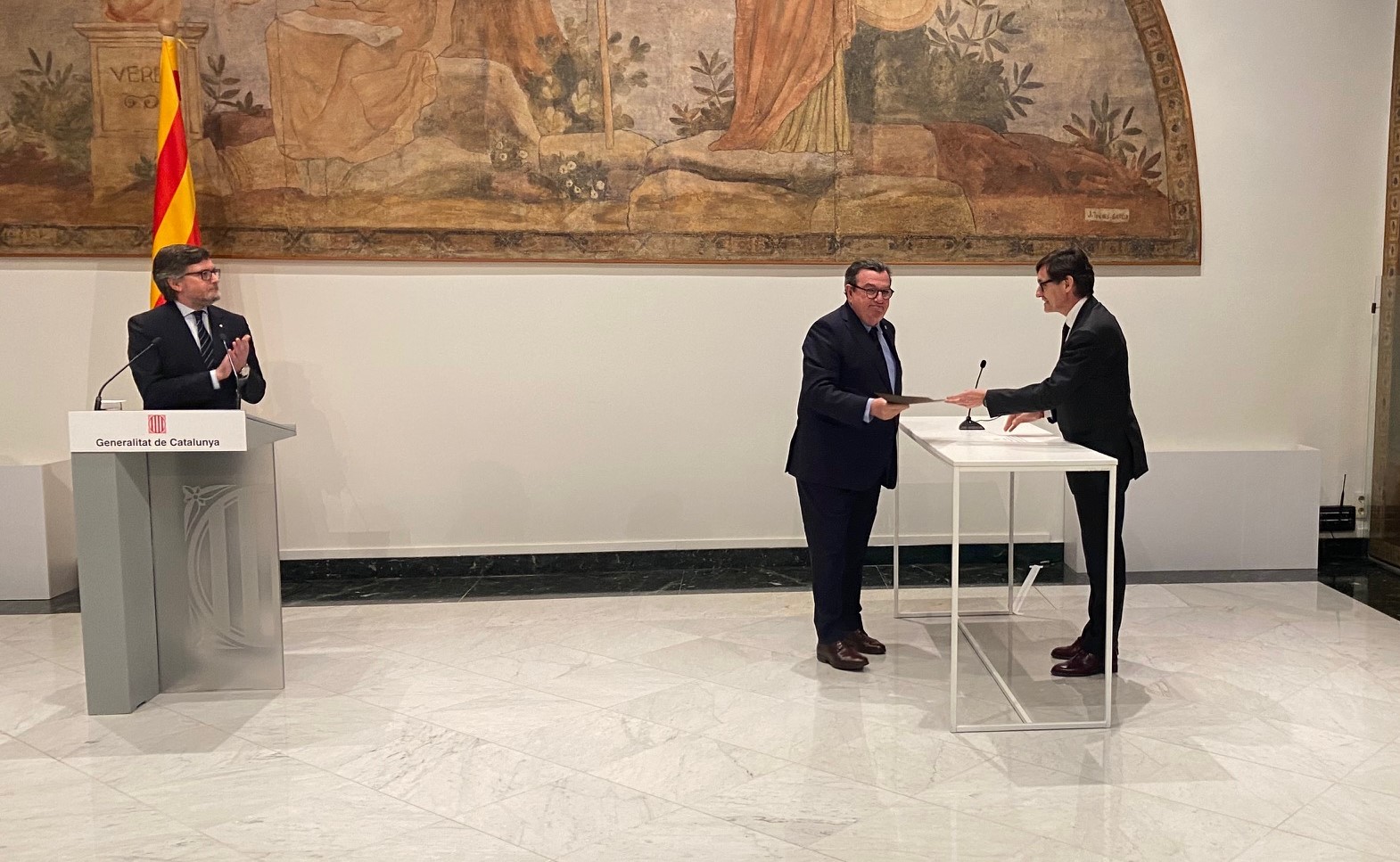 El síndic major, Miquel Salazar, rep el decret de nomenament de mans del president de la Generalitat.