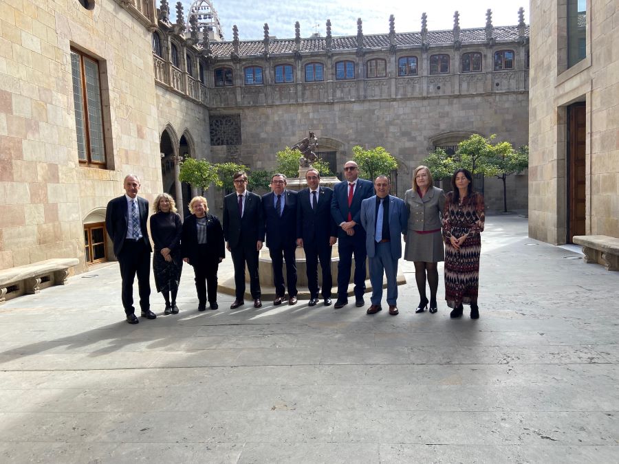 El president de la Generalitat i els membres del Ple de la Sindicatura de Comptes, al pati dels tarongers. 