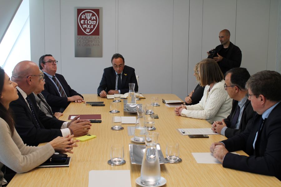 El president Rull, escoltat pels membres del Ple mentre llegeix el seu escrit.