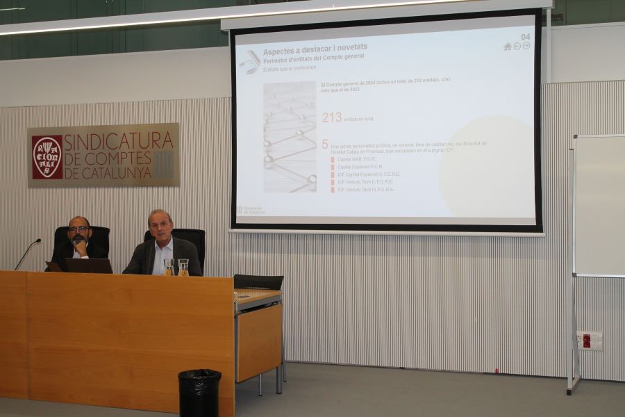 Joan Guerrero i David Canada, a la sala de formació de la Sindicatura.