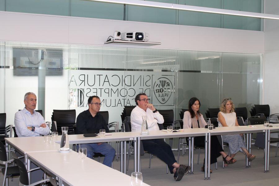 Els síndics i la secretària general presents a la reunió amb l'interventor general de la Generalitat.