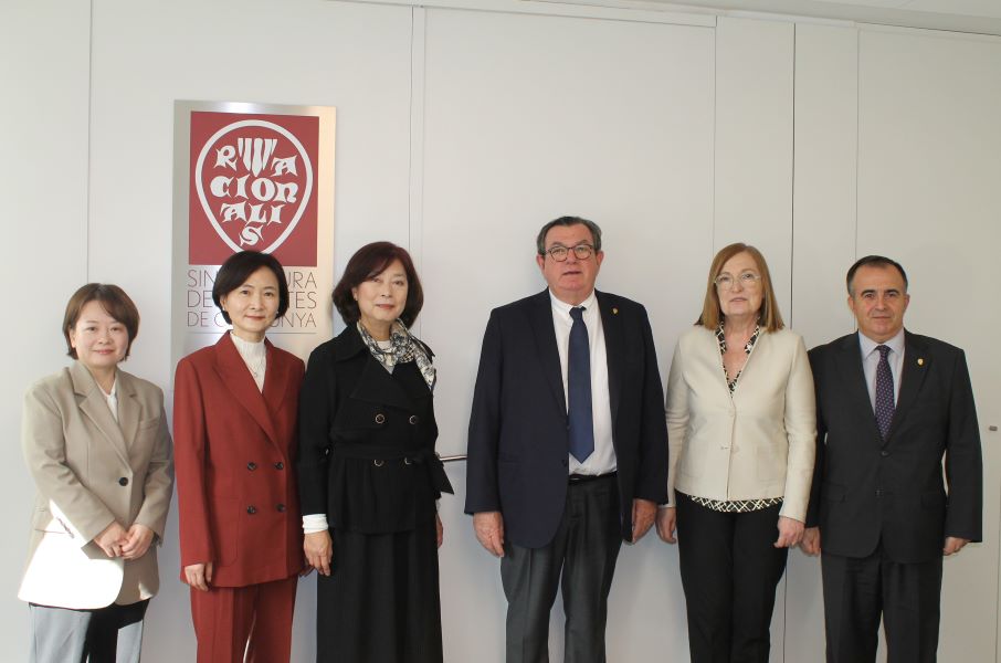 Les representants de la Board of Audit de Corea, a l'esquerra, amb el síndic major, Miquel Salazar, la síndica Maria Àngels Cabasés i el síndic Josep Viñas.