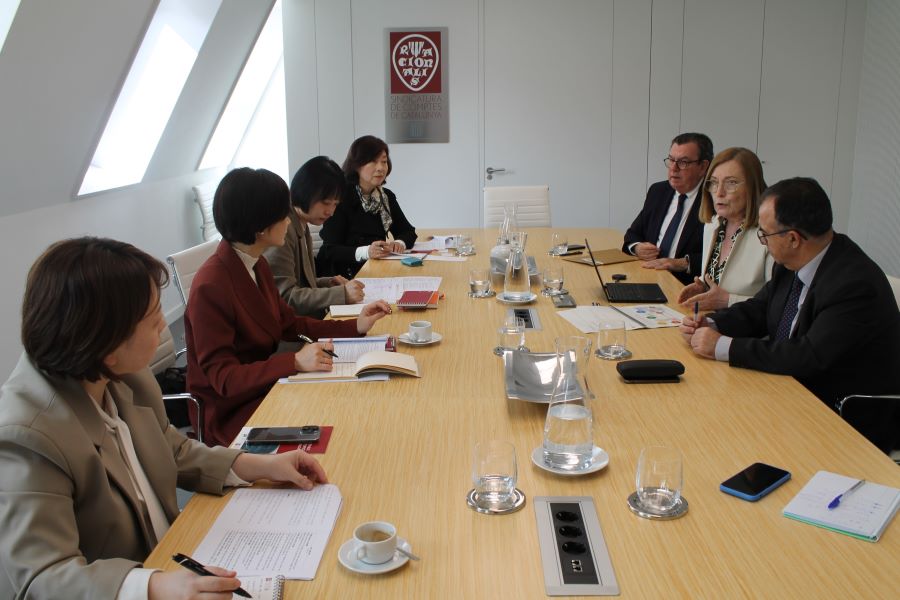 La síndica Maria Àngels Cabasés, explicant la feina de la Sindicatura a les representants de la Board of Audit de Corea.