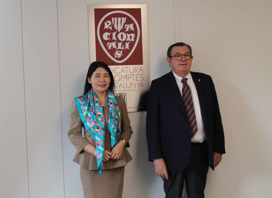 L'adjunta a l'Auditor General de Vietnam i el síndic major, Miquel Salazar.