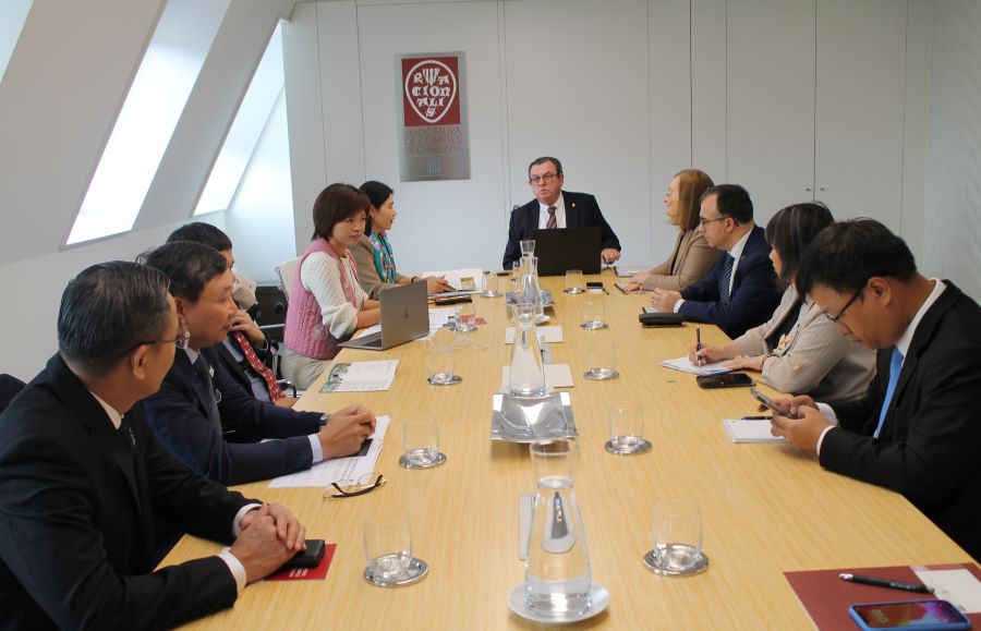 Imatge de la reunió mantinguda a la sala del Ple amb la delegació vietnamita.
