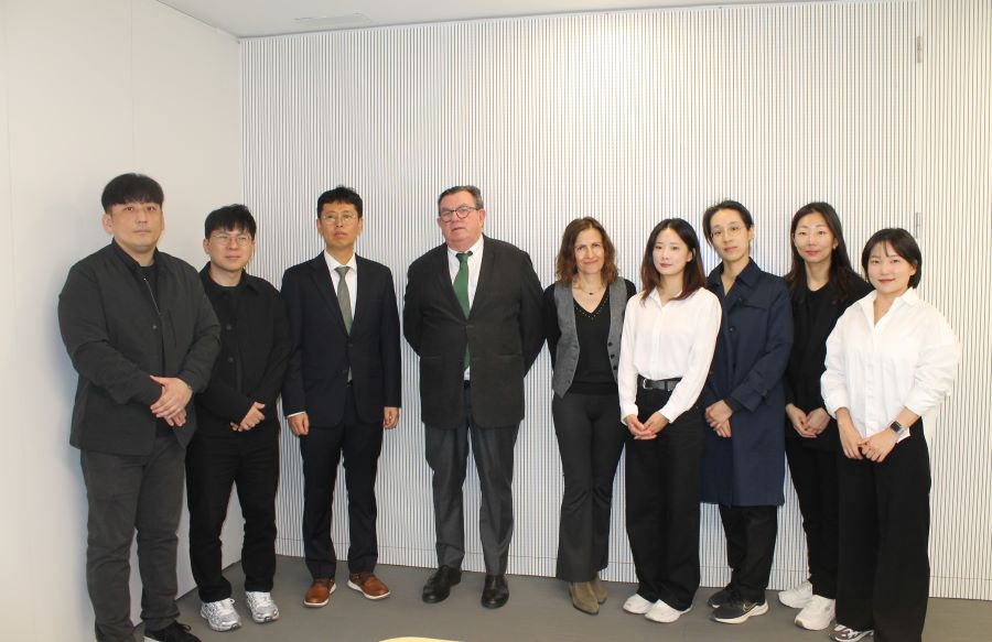 El síndic major, al centre, i l'auditora Inés Rubio, juntament amb els membres de la delegació coreana.