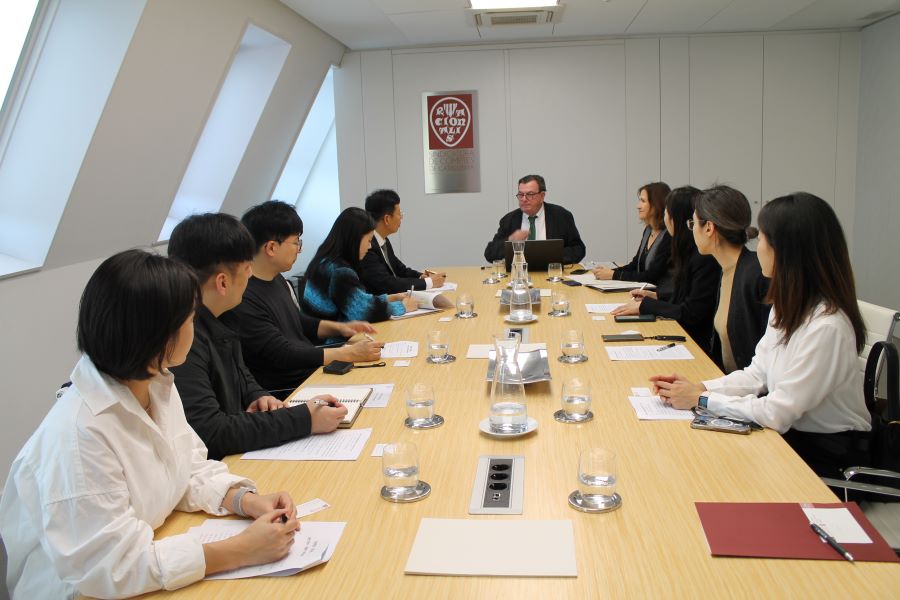 Reunió amb els membres de la delegació de la Comissió Electoral Nacional de Corea.