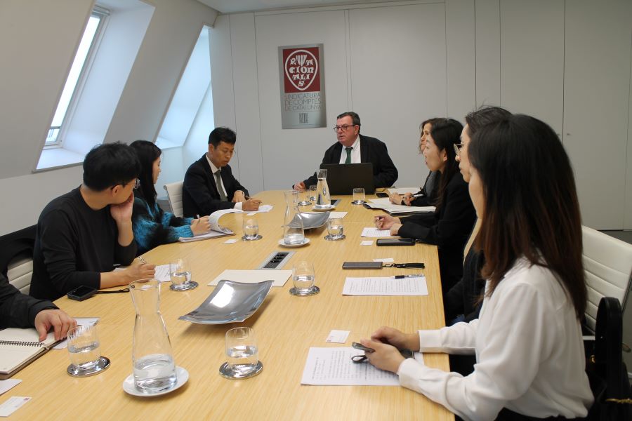 El síndic major, durant la seva presentació, i a l'esquerra, el cap de la delegació coreana, Kim Sang-hyo.
