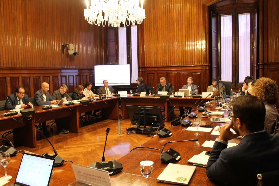 El síndic Josep Viñas, presentant l'informe sobre ATL a la Comissió del Parlament.