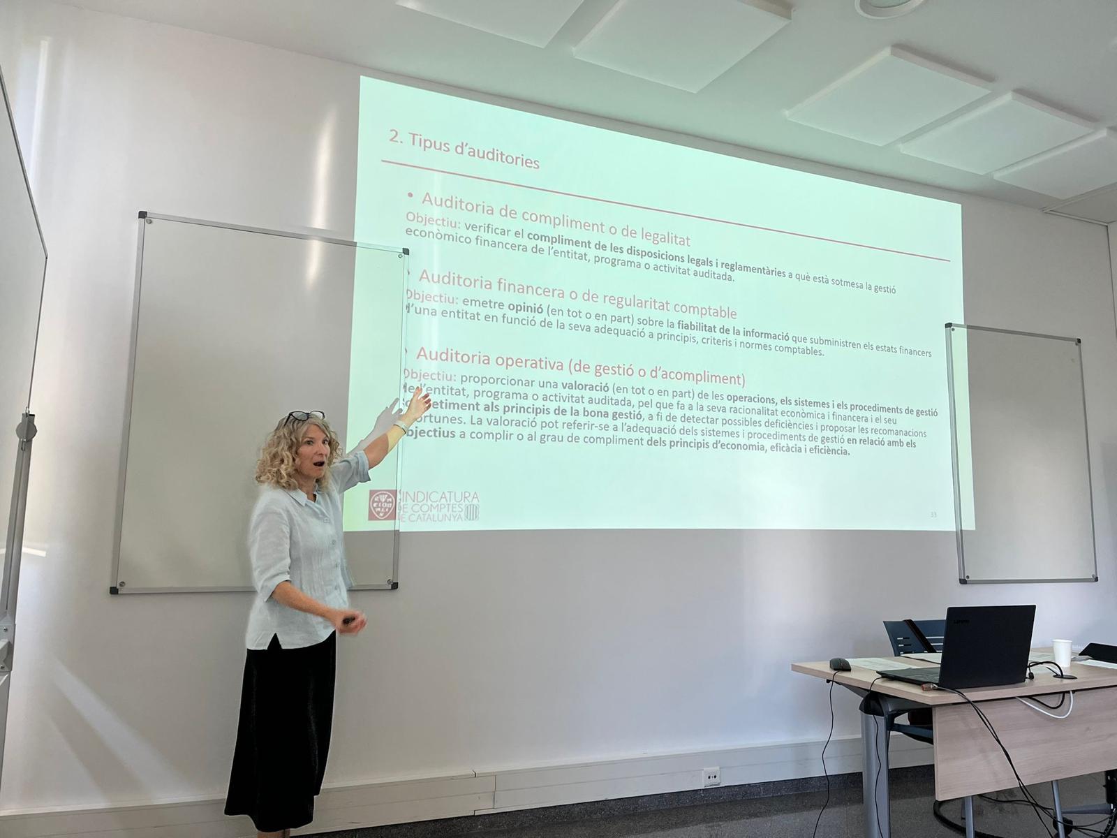 Anna Tarrach, fent la presentació sobre la Sindicatura als alumnes del Màster en Direcció Pública de l'EAPC.