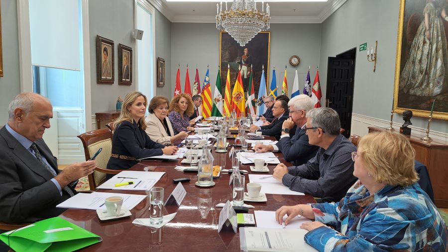 La síndica Llum Rodríguez, primera per la dreta, durant la reunió de membres del Tribunal de Comptes i els OCEX.